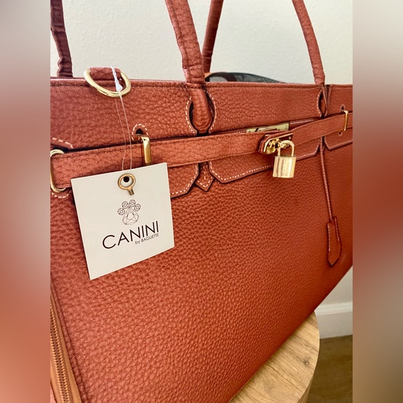 Amazing high quality pet carrier designer and luxury look. Gorgeous Cognac brown - Picture 7 of 17